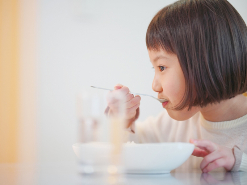 ご飯を食べる子供の写真